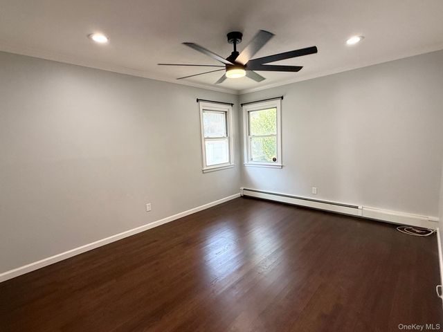 15 W Walnut Street, Farmingdale, NY 11735