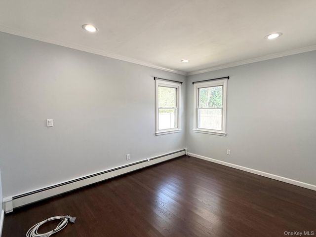 15 W Walnut Street, Farmingdale, NY 11735