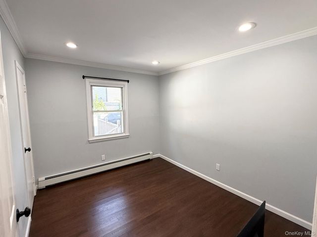 15 W Walnut Street, Farmingdale, NY 11735