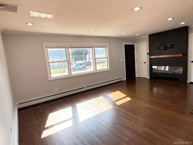 15 W Walnut Street, Farmingdale, NY 11735