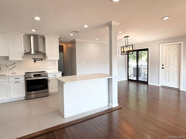 15 W Walnut Street, Farmingdale, NY 11735