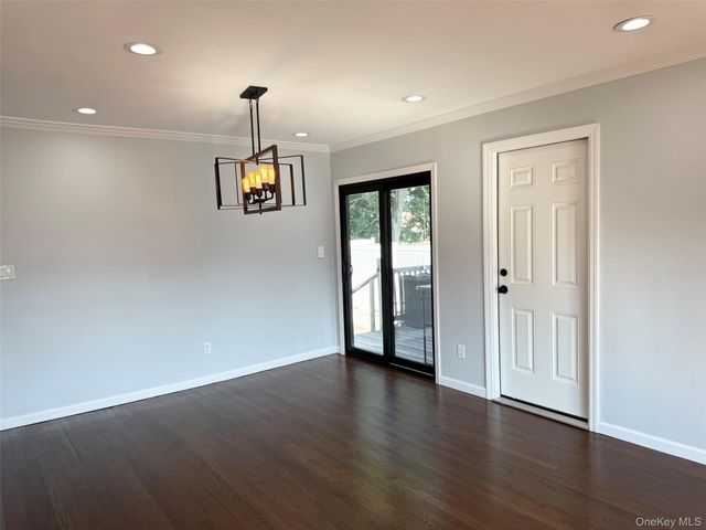 15 W Walnut Street, Farmingdale, NY 11735