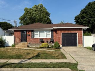 15 W Walnut Street, Farmingdale, NY 11735
