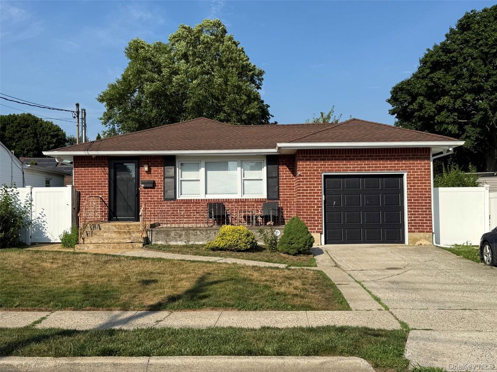 15 W Walnut Street, Farmingdale, NY 11735