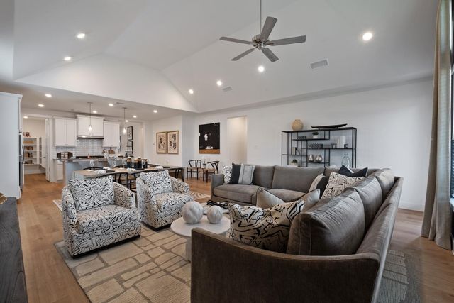 124 Hadleigh DR, Hutto, TX 78634