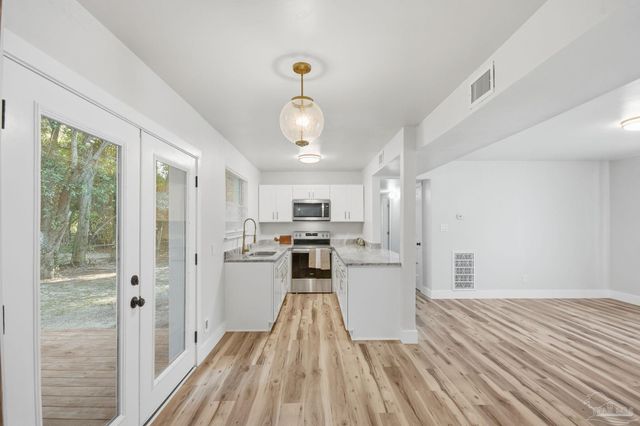 522 S Edgewood Cir, Pensacola, FL 32507