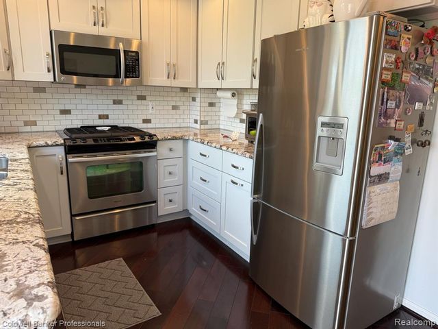 33374 Jefferson Avenue, Saint Clair Shores, MI 48082