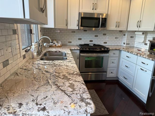 33374 Jefferson Avenue, Saint Clair Shores, MI 48082