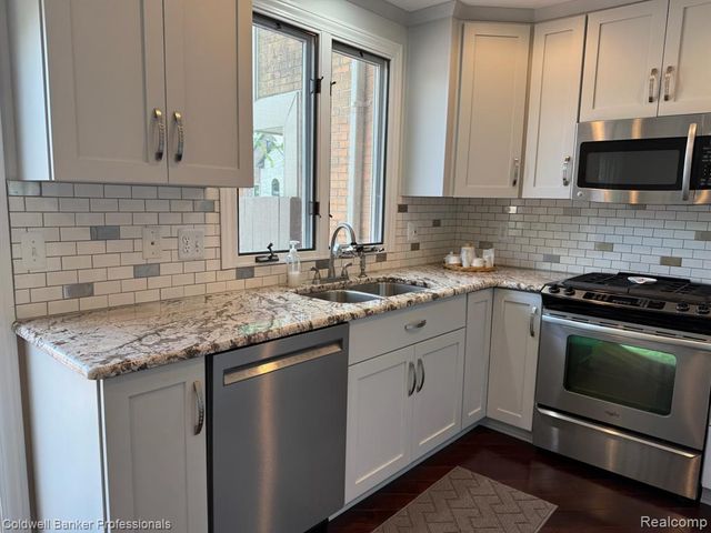 33374 Jefferson Avenue, Saint Clair Shores, MI 48082