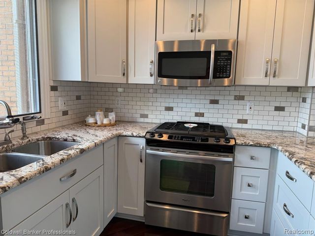 33374 Jefferson Avenue, Saint Clair Shores, MI 48082