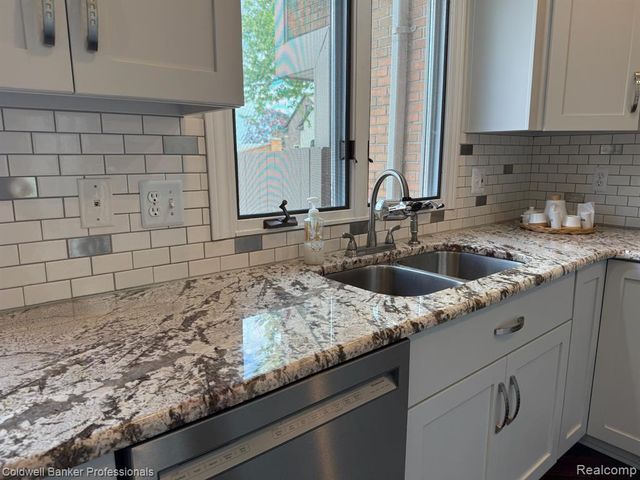 33374 Jefferson Avenue, Saint Clair Shores, MI 48082