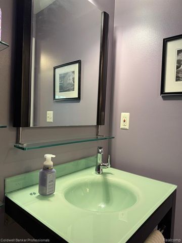 33374 Jefferson Avenue, Saint Clair Shores, MI 48082