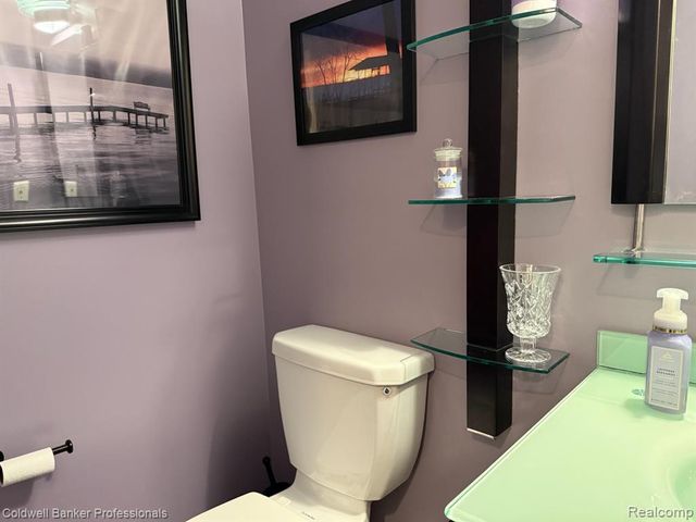 33374 Jefferson Avenue, Saint Clair Shores, MI 48082