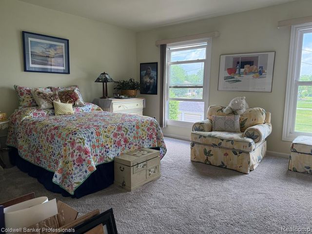 33374 Jefferson Avenue, Saint Clair Shores, MI 48082