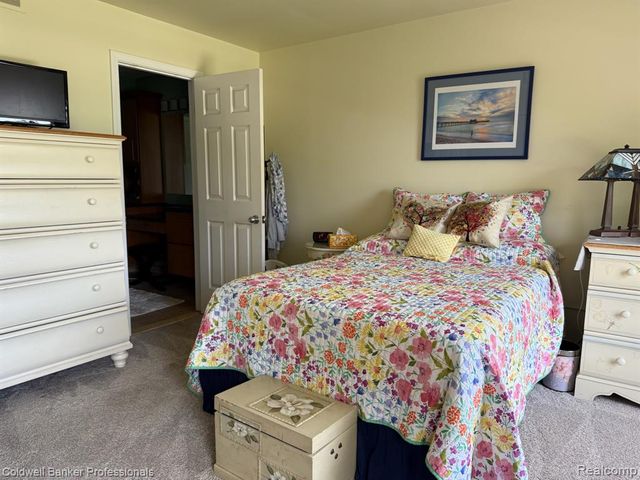 33374 Jefferson Avenue, Saint Clair Shores, MI 48082