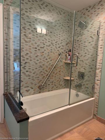 33374 Jefferson Avenue, Saint Clair Shores, MI 48082