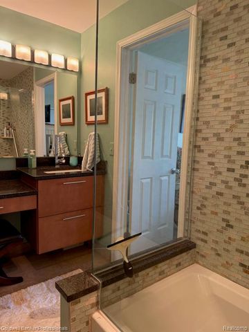 33374 Jefferson Avenue, Saint Clair Shores, MI 48082