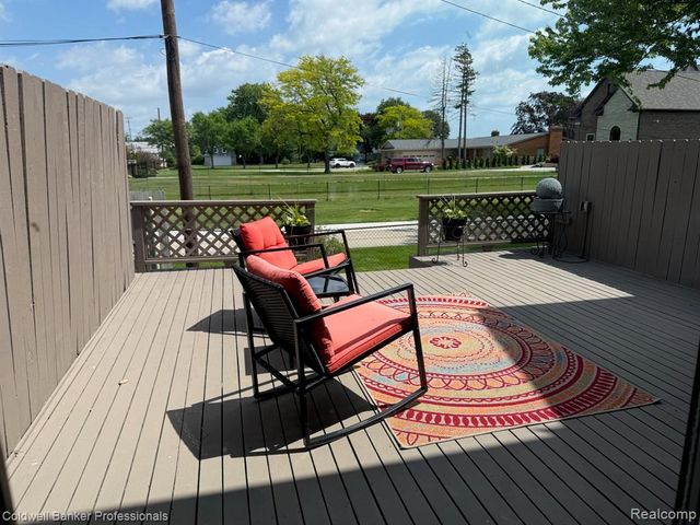 33374 Jefferson Avenue, Saint Clair Shores, MI 48082