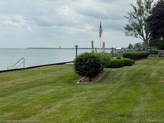 33374 Jefferson Avenue, Saint Clair Shores, MI 48082