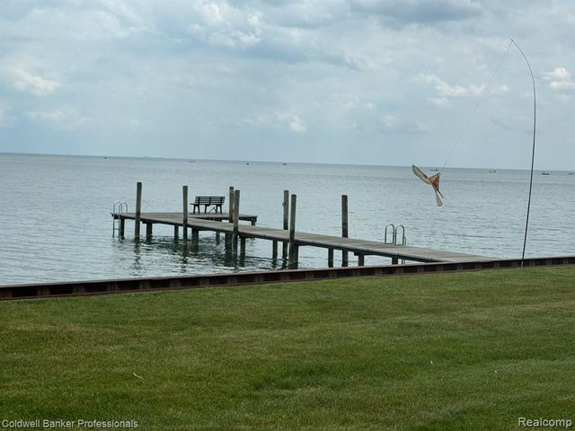 33374 Jefferson Avenue, Saint Clair Shores, MI 48082