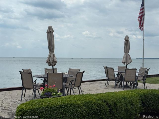 33374 Jefferson Avenue, Saint Clair Shores, MI 48082