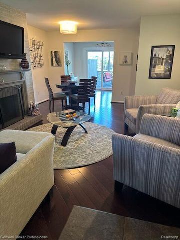 33374 Jefferson Avenue, Saint Clair Shores, MI 48082