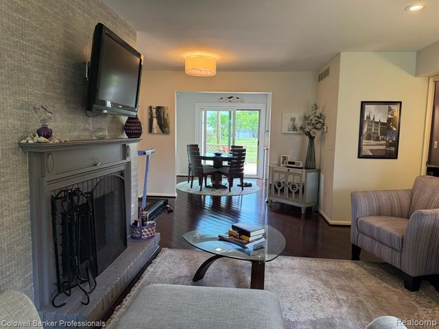33374 Jefferson Avenue, Saint Clair Shores, MI 48082
