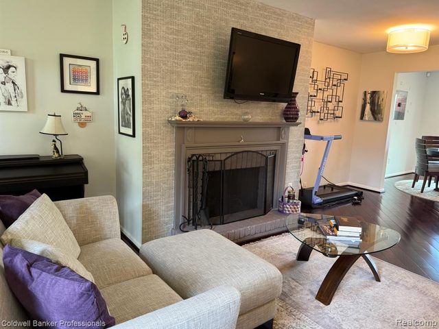 33374 Jefferson Avenue, Saint Clair Shores, MI 48082