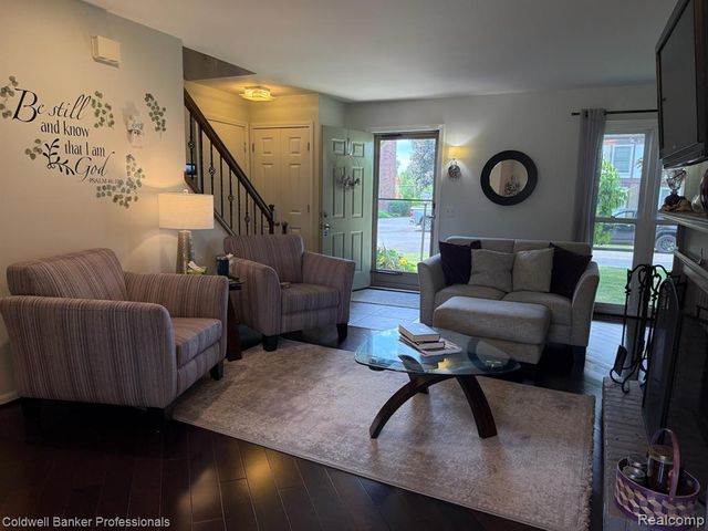 33374 Jefferson Avenue, Saint Clair Shores, MI 48082