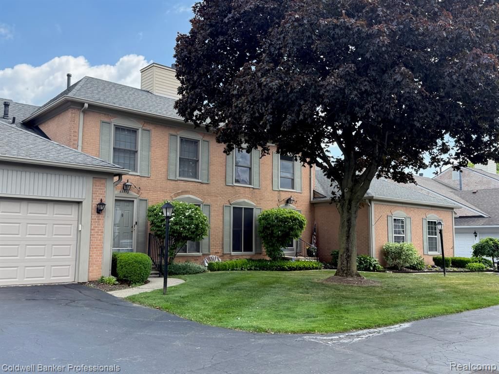 33374 Jefferson Avenue, Saint Clair Shores, MI 48082