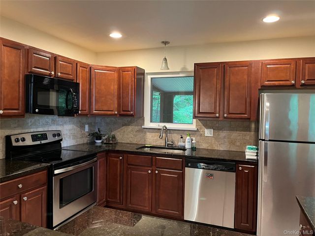 20 John Cava Lane, Cortlandt Manor, NY 10567