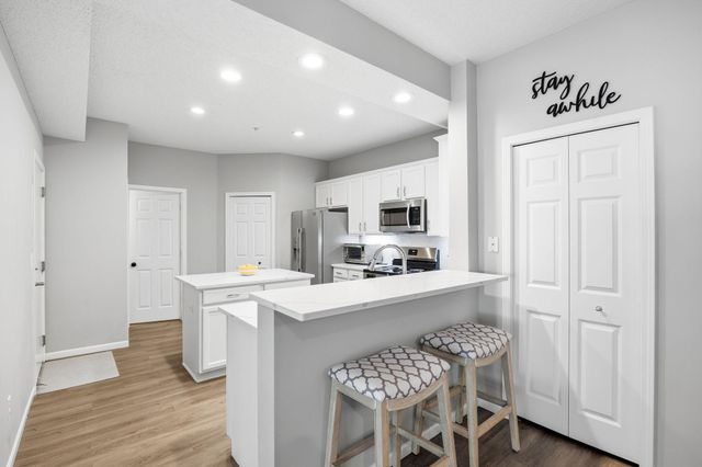 13730 54th Avenue N 208, Plymouth, MN 55446