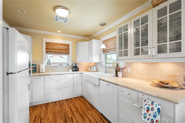 1419 S Magnolia, Rockport, TX 78382