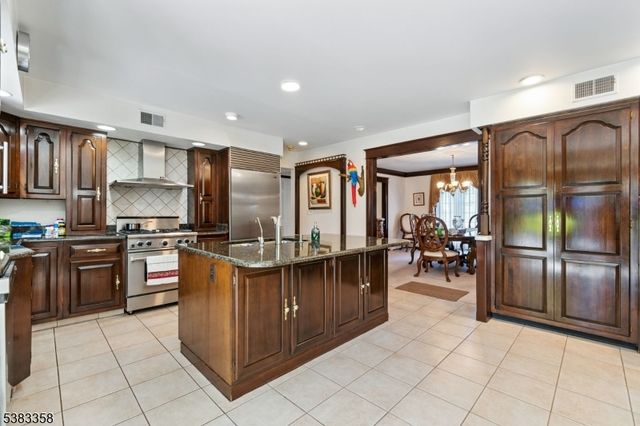 28 Battle Ridge Trl, Totowa Boro, NJ 07512