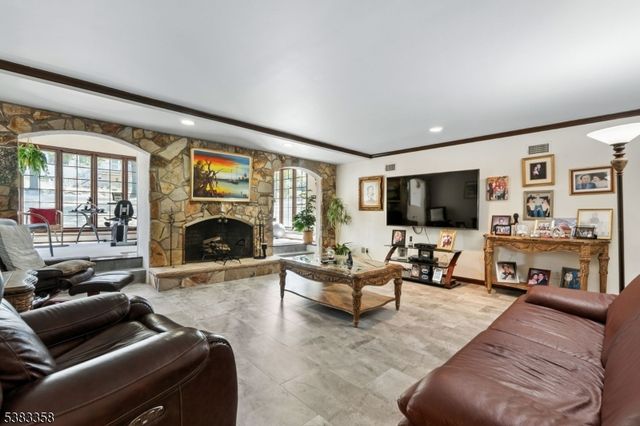 28 Battle Ridge Trl, Totowa Boro, NJ 07512