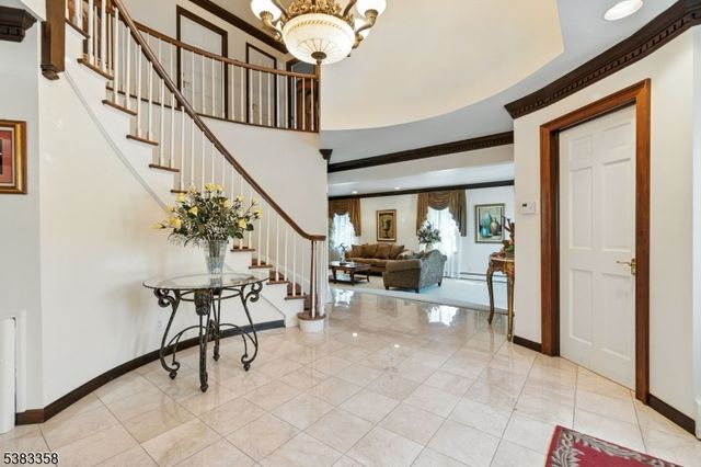 28 Battle Ridge Trl, Totowa Boro, NJ 07512