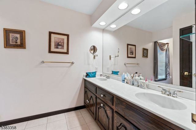 28 Battle Ridge Trl, Totowa Boro, NJ 07512