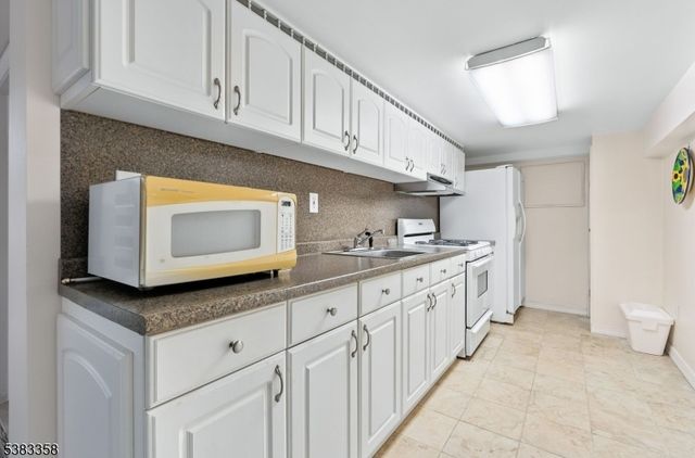 28 Battle Ridge Trl, Totowa Boro, NJ 07512