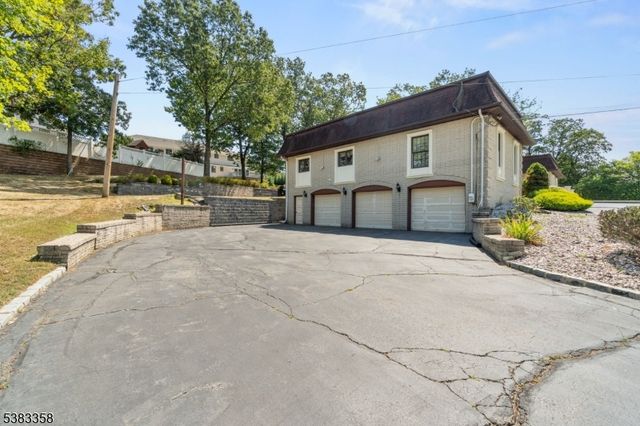 28 Battle Ridge Trl, Totowa Boro, NJ 07512