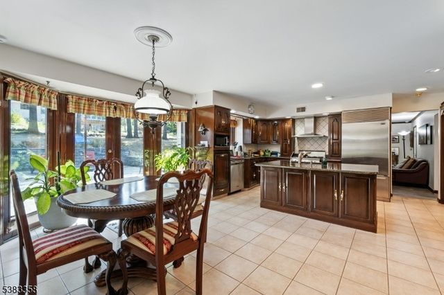 28 Battle Ridge Trl, Totowa Boro, NJ 07512