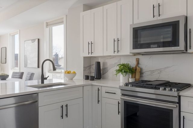 17 Chestnut Ave 3, Boston, MA 02130