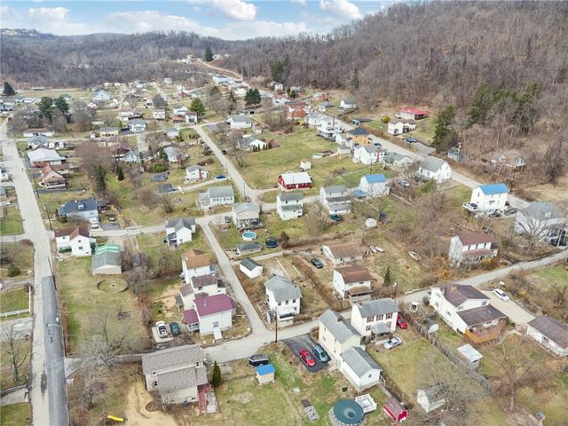 111 Hayden Ln, West Newton, PA 15089