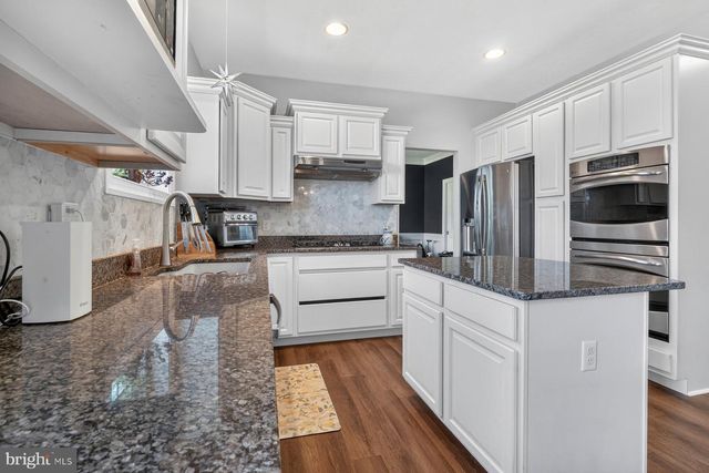 1055 BECK MILL RD, Hanover, PA 17331