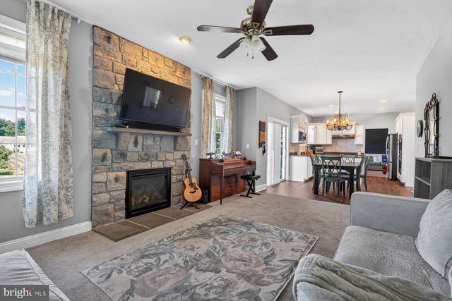 1055 BECK MILL RD, Hanover, PA 17331