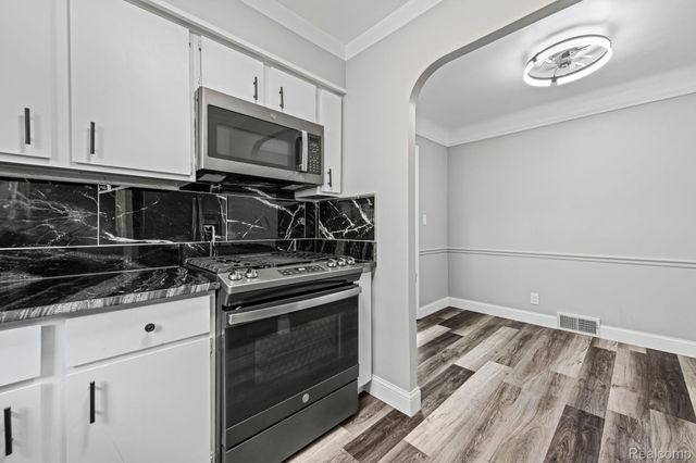20700 Damman Street, Harper Woods, MI 48225
