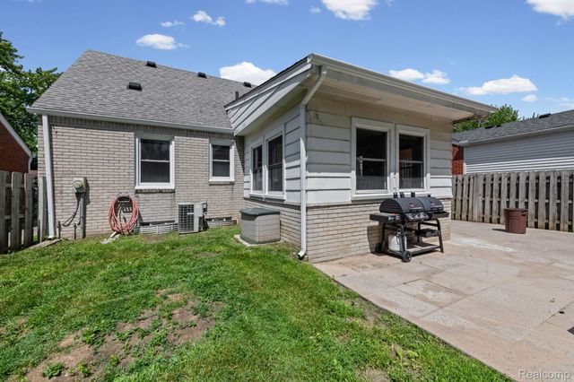 20700 Damman Street, Harper Woods, MI 48225