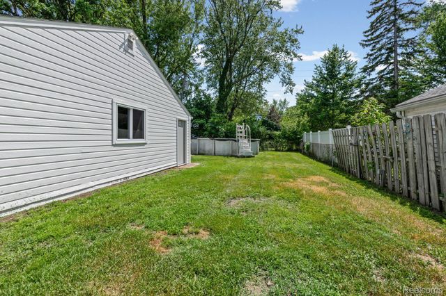 20700 Damman Street, Harper Woods, MI 48225