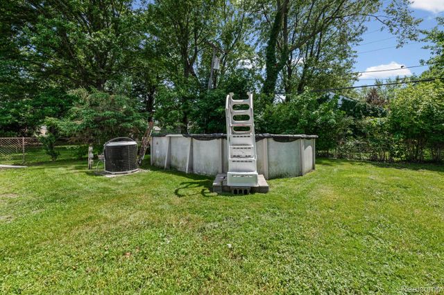 20700 Damman Street, Harper Woods, MI 48225