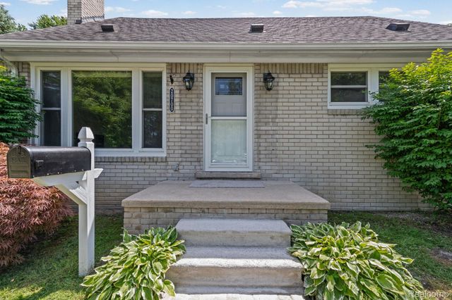 20700 Damman Street, Harper Woods, MI 48225