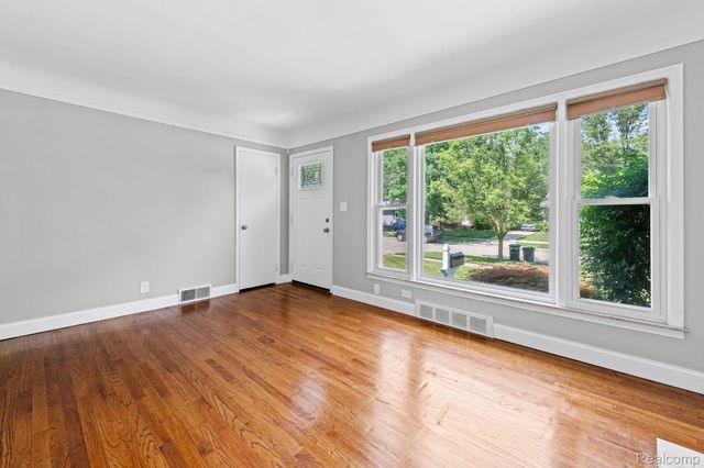 20700 Damman Street, Harper Woods, MI 48225